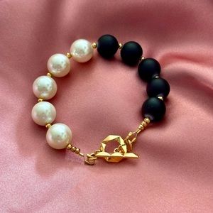 Color block pearl and black bracelet